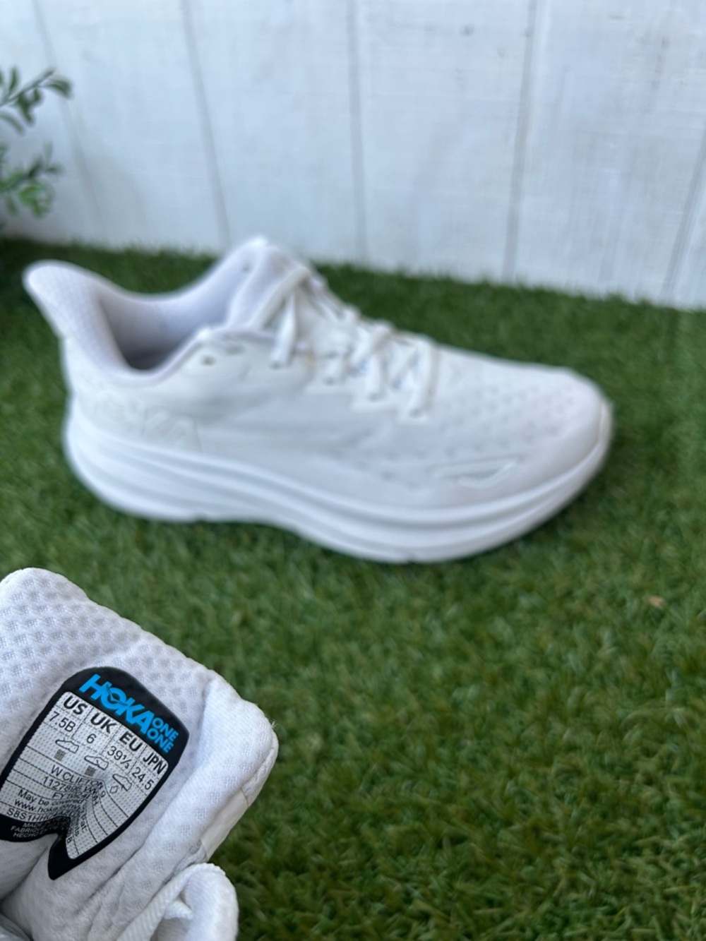 HOKA Clifton 9 EVERYDAY RUNNING women Shoes
size 7.5 White / White gently used - Picture 15 of 16